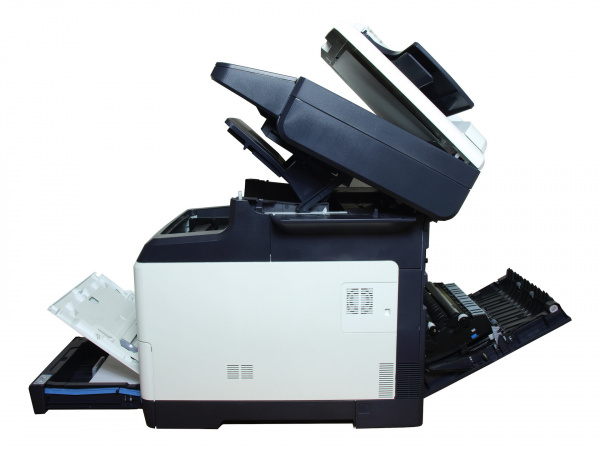 Kyocera FS-C2626MFP: Die Papierkassette zieht man nach vorne aus dem Drucker - von hinten kann man Papierstau entfernen. Der Toner kommt von oben ins Gerät.