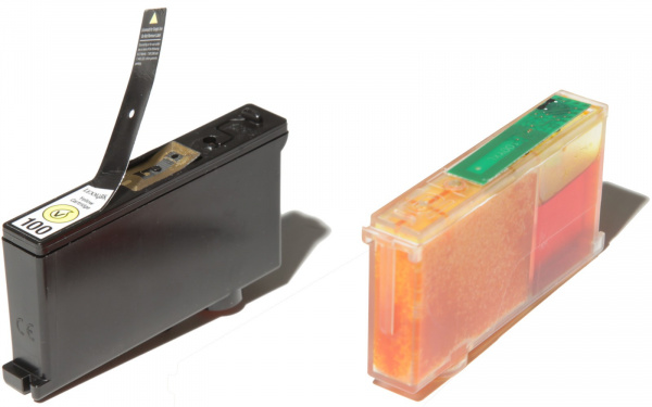 Lexmark-Patronen Nr. 100/105: Links die Originalpatrone von Lexmark mit RFID-Chip. Rechts eine kompatible Noname-Patrone mit nachgebautem Chip.