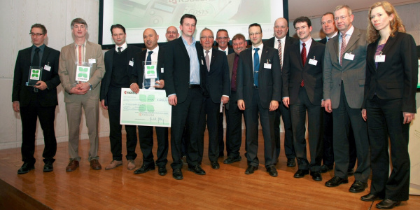 Gruppenbild: Die Gewinner des Kyocera-Umweltpreises zusammen mit Prof. Klaus Töpfer (Mitte)