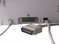 Oki B2400n: Anschlüsse USB, parallel, Netzwerk.