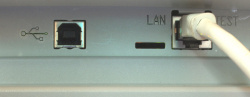 Schnittstellen: Links Full Speed USB 2.0, rechts Netzwerkanschluss.