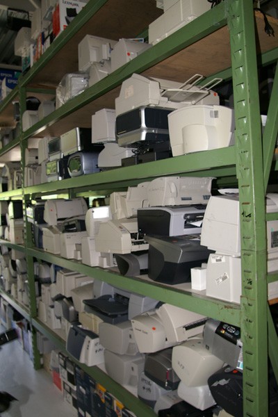 Testgeräte: Bei der Vielfalt an verschiedenen Druckern und Tintenpatronen muss Pelikan eine Menge Testgeräte auf Lager halten.