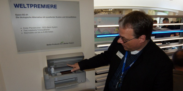 EC-O1: Den "Ökodrucker" zeigt PR-Manager-Technik Ottmar Korbmacher nur hinter den Kulissen. Im Deckel des Gerätes steckt ein Tintenvorrat für mehrere Jahre - nach Gebrauch gibt's für den Drucker 50 Euro Pfand zurück.