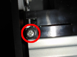 Um die schwarze Platte entfernen zu können, muss man zunächst die Schraube auf der linken Seite entfernen.