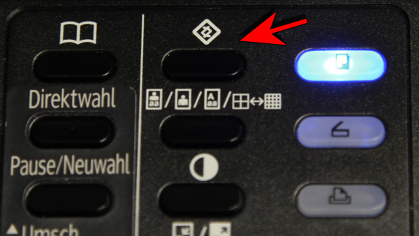 Die Suche nach der Menü-Taste: Der mittlere Button oben mit dem Rauten-Symbol bringt den User ins Menü.
