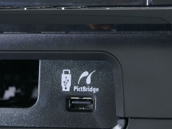 ...an der Vorderseite befindet sich ein Anschluss für USB-Sticks und Pictbridge-Kameras.