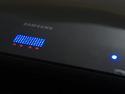 Samsung ML-1630: Bedien- und Anzeigenfeld mit blauen LED und roten Symbolen.