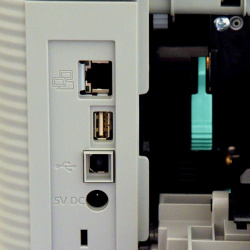 Von oben: Netzwerk, USB-Host, USB an PC, Stromversorgung 2. Papierkassette.