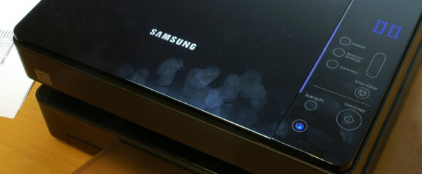 Daktylogramm: Jeder Fingerabdruck ist deutlich zu sehen - ein Wischtuch liefert Samsung gleich mit.