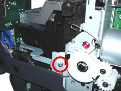 Sollte sich das korrekte Positionieren des Tastenpanels als schwierig erweisen, so kann das Tastenpanel mit dieser Schraube vom Druckwerk gelöst und dann getrennt eingesetzt werden.
