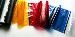 Bunte Folie: Farbstoffe werden bei der  Thermosublimation nacheinander auf eine Trägerfolie aufgetragen.