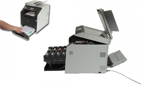 Brother MFC-9465CDN: Papierkassette und Tonerschublade zieht man nach vorne aus dem Drucker - hinten gibt es eine Klappe, um Papierstau zu entfernen.
