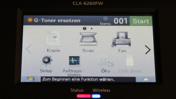 Samsung CLX-6260FW: Der Drucker fordert zum Wechsel der leeren Tonerkartusche auf - man kann auf Wunsch aber weiterdrucken.