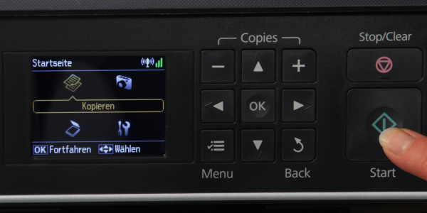 Epson Stylus Office BX535WD: Selbst wenn im Display die Funktion "Kopieren" hervorgehoben ist, passiert gar nichts, wenn man auf den "Start-Button" drückt. Man muss umständlicherweise zunächst den "OK"-Button drücken.