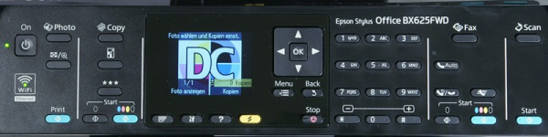 Epson Stylus Office BX625FWD: Die große Bedienkonsole hat viele Buttons,...