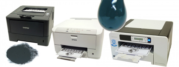 Im Vergleich: Druckerchannel testet den Laserdrucker HL-5450DN von Brother (links) gegen die beiden Tinten-S/W-Drucker Epson Workforce Pro WP-M4015 DN (Mitte) und Ricoh Aficio SG-K3100DN (rechts).