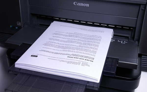 Canon Pixma iX7000: Bedrucktes Papier im Ausgabefach liegt sauber im Ablagestapel.