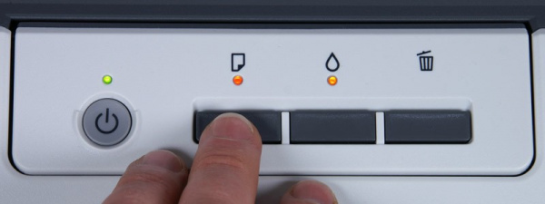 Epson Stylus Office B1100: Ein-/Ausschalter, Seitenvorschub-Taste, Taste zum wechseln der Tintenpatronen und der Druckabbruch-Button.
