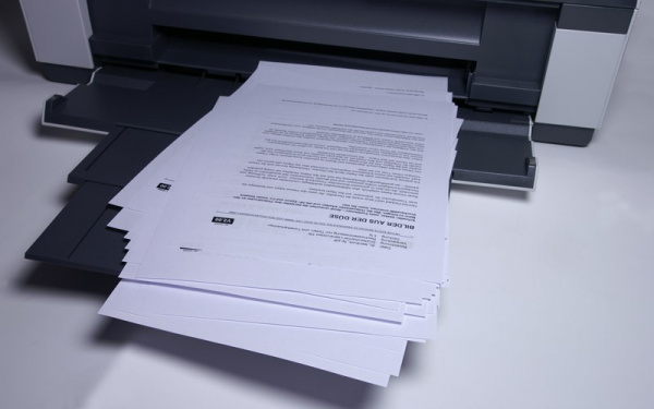 Epson Stylus Office B1100: Durch das recht hohe Tempo beim Textdruck liegen die Blätter unordentlich im Ausgabefach.