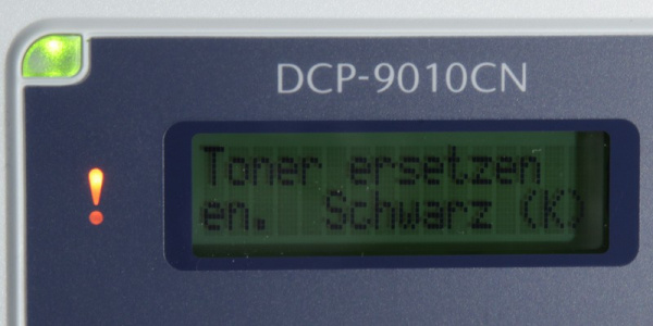 Brother DCP-9010CN: Drucker fordert zum Ersetzen des leeren Toners auf.