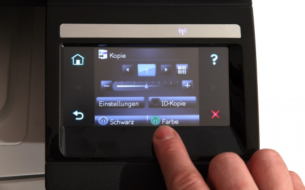 HP Laserjet Pro CM1415fnw: Die Bedienung geschieht komplett über das Touchscreen - Hilfestellung bietet rechts oben die Fragezeichen-Taste.