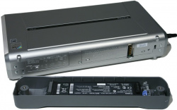 Canon Pixma iP100: The battery is fit into a plastic case and has to be screwed to the printer´s backside.