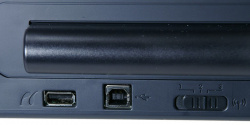 HP Officejet 470: An der Rückseite sind Pictbridge- und USB. Rechts ist der Umschalter für bis zu 3 Wlan-Stationen.