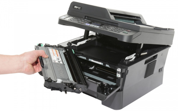 Brother MFC-7860DW: Für den Tonerwechsel muss man zunächst die komplette Einheit aus dem Drucker nehmen, den Toner austauschen, den Koronadraht reinigen und die Einheit wieder einsetzen.