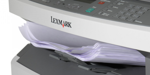 Lexmark X264dn: Der Ablagestabel kann ordentlich sein, wenn das Papier in der Kassette richtig herum liegt. Ansonsten ist es stark gewellt.