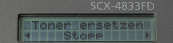Samsung SCX-4833FD: Die deutliche Displaymeldung gibt Auskunft, dass der Toner zu ersetzen ist.