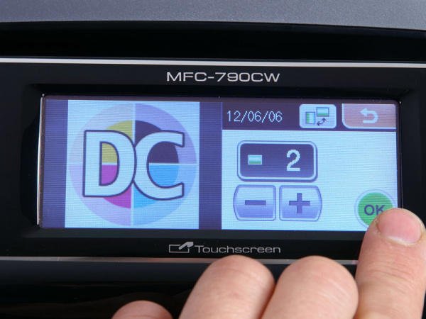 Brother MFC-790CW: Biggest display in this test (4.2 inches). Touchscreen allows very easy handling.