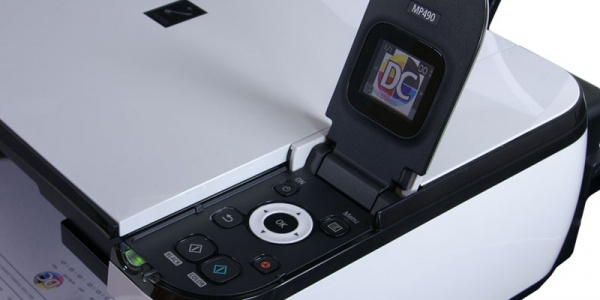 Canon Pixma MP490: If not in use the hinged display conceals the operating panel. Handling is no problem even for laymen.