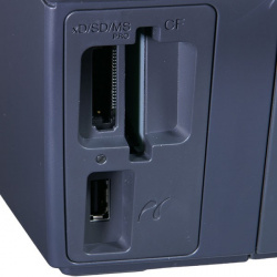 Epson Stylus SX510W: Der Kartenleser und die USB-Schnittstelle sind gut erreichbar vorne angebracht.