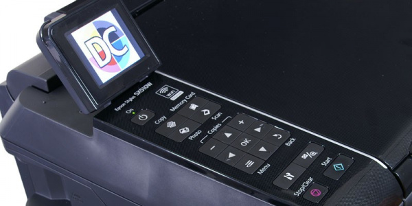 Epson Stylus SX510W: Handling needs getting used to. The inclinable display shows a clear picture.