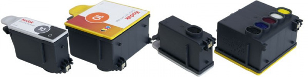 Kodak-Tintenpatronen: Eine Schwarzpatrone und eine Farb-Kombipatrone - links die Ansicht von oben, rechts von unten.