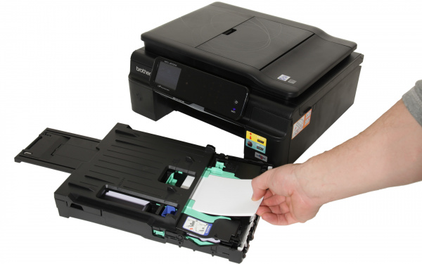 Brother MFC-J870DW: In der Papierkassette befindet sich ein Fotopapierfach für 20 Blatt.