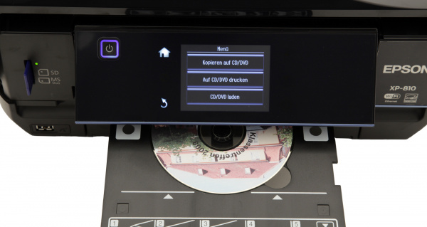 Epson Expression Premium XP-810: Kopiert ein CD-Label, das sich auf dem Scanner befindet oder bedruckt von einer gestalteten PC-Vorlage - der Caddy ist an der Unterseite der Papierkassette eingeschoben.