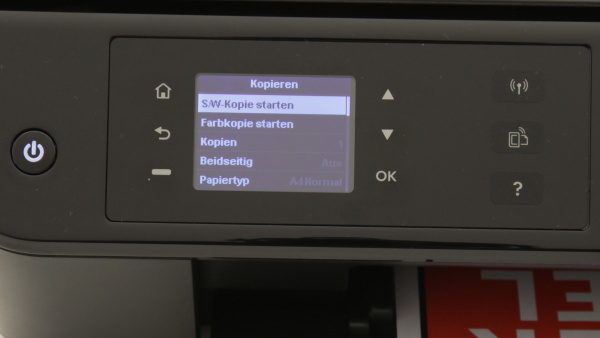 HP Envy 4500: Über das Display kann der Drucker gleich mehrere mögliche Befehle anzeigen.