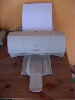 Drucker mit ausgefahrener Papierhalterung