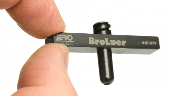 Kleines Tool, große Wirkung: Mit dem "BroLuer" befüllt man fast jede aktuelle Brother-Patrone in wenigen Sekunden.