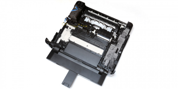 Nach dem Entfernen der Plastikbox: Bodeneinheit des Druckers mit verbleibenden Schwämmen.