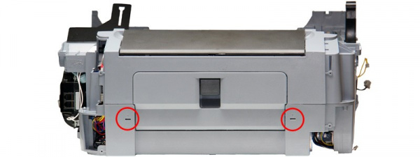 Zwei Clips: Lösen Sie die markierten Clips an der Geräterückseite, um den oberen Gehäuseteil abzunehmen.