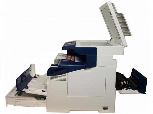 Xerox Workcentre 6605V/DN: Toner und Papier sind von vorne zu erreichen. Auf der Rückseite lässt sich über eine Geräteklappe Papierstau entfernen.
