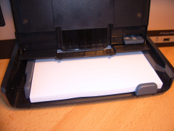 Das Papierfach ist HP-Typisch unter dem Drucker angebracht und nimmt 150 Blatt Normalpapier auf.