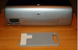 Der hp Photosmart 7260 mit eingeklappter Papierkassette. Davor befindet sich die 10x15 Fotopapierzuführung.