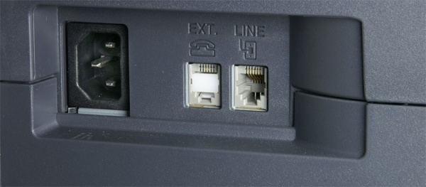 Brother MFC-5860CN und MFC-845CW: Außen ist lediglich der Fax- und Stromanschluss vorhanden...