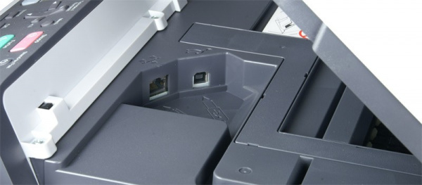 ...während USB und Netzwerk im Inneren untergebracht sind.