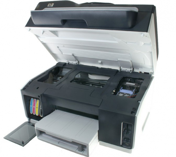 HP Officejet Pro L7580: Patronen tauscht man vorne aus - die Druckerklappe braucht man nur für die einmalige Druckkopfinstallation zu öffnen.