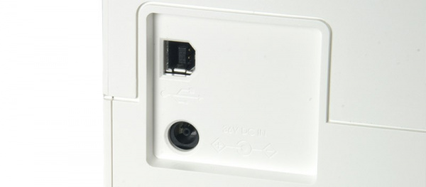 Kodak Easyshare 5300: Nur USB - der untere runde Anschluss ist die Stromversorgung.