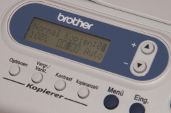 Brother DCP-7010: Display ohne Hintergrundbeleuchtung.